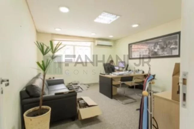 Imagem Venha conhecer este imóvel incrível, totalmente reformado e finamente decorado, com uma localização excepcional! Com 587m² de área construída este e