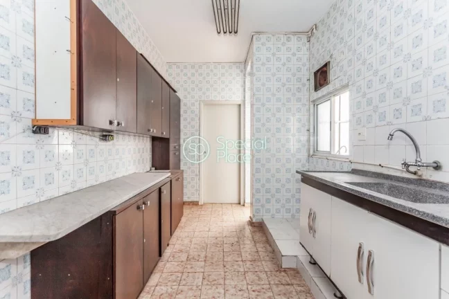 Imagem Apto amplo com pé direito alto e living rico em iluminação natural para 03 ambientes e lavabo. Po...