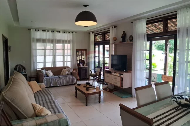 Imagem Casa com três dormitórios com banheiro no Condado .