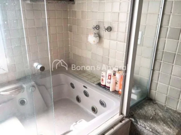 Imagem Sobrado, com linda vista. 5 suítes, sendo uma master com hidro, e varanda em todas elas;
Sala de es...