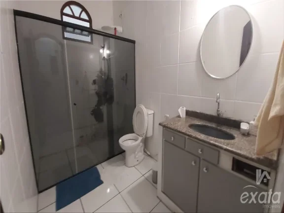 Imagem Manoel Plaza, casa com 3 quartos com 1 suite, sala e cozinha ampla, banheiro social, varandão, 3 vagas de garagem, terreno de 300 m²