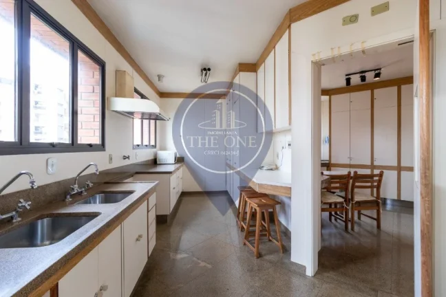 Imagem Apartamento de luxo em Moema: 3 quartos, 3 suítes, 2 salas, 5 banheiros, 4 vagas de garagem e 325m² de área. Aproveite!