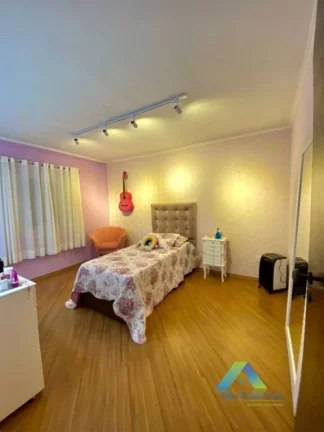 Imagem SANTO ANDRÉ Casa 200 metros, total de 5 dormitórios, Edícula, 2 vagas com excelente localização e valor !!!