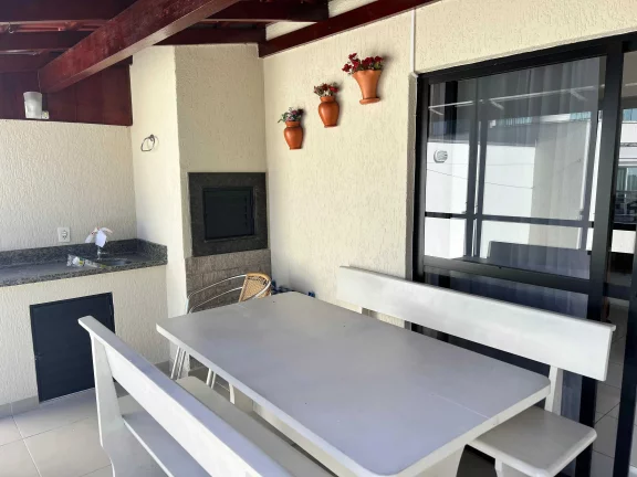 Imagem Apartamento mobiliado com 3 dormitórios sendo 1 suíte e 2 vagas de garagem em Itapema/SC