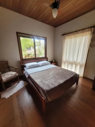 Imagem Imóvel à Venda na Praia do Rosa: Casa com Vista para o Vale, 4 Quartos, 770m² de Terreno!