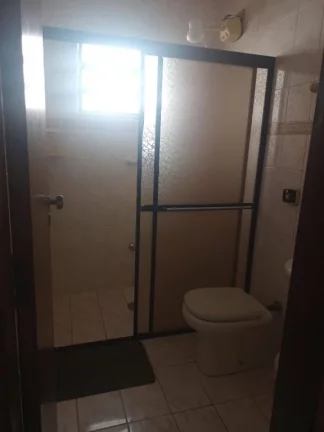Imagem Casa, 3 dormitorios sendo 2 suites, sala e cozinha em espaço integrado, cozinha com movéis planejados, espaço gourmet com churrasqueira, 70 metros da praia. Orla da Praia com coclivia playground e monitoramento. Agende sua visita! WhatssApp (13) 99154-395