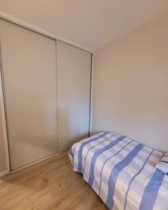 Imagem Apartamento reformado, com living para 02 ambientes, piso laminado , banheiro social, 03 dormitório...