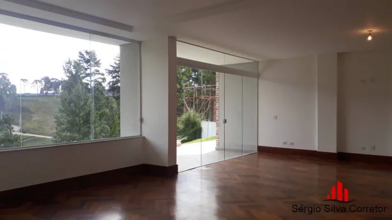 Imagem Casa com 05 Suítes à Venda, em Condomínio Fechado em Campos do Jordão SP.