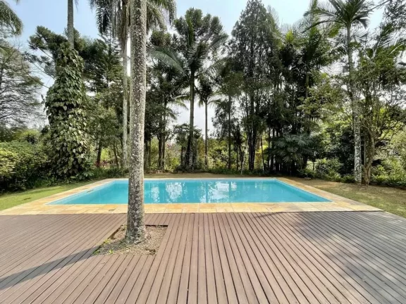 Imagem Condomínio de alto padrão, arborizado e com alamedas largas.