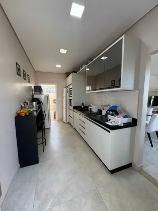 Imagem Casa com 3 dormitórios sendo 1 suíte e 2 vagas - Iririú | Joinville/SC