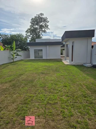 Imagem CASA NOVA LINEAR COM 3 QUARTOS SENDO 1 SUÍTE - ACABAMENTO FINO