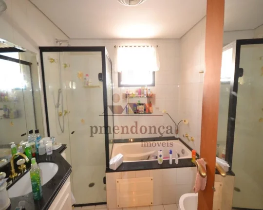 Imagem Apartamento com piso em madeira e armários, living para 03 ambientes, lavabo, 04 dormitórios sendo...