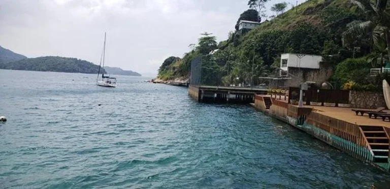 Imagem Área de Terras 113.554m² e BENFEITORIAS, na Praia de Caetés, Angra dos Reis - RJ Projeto do arquiteto Vicente Giffoni, para construção de Empreendimento com pousada (12 suítes) e Bangalôs (30 unidades).LANCE R$ 30.000.000,00