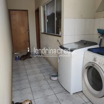 Imagem Linda casa no Jardim San Fernando: 3 dormitórios (1 suíte), cozinha planejada, churrasqueira, 2 vagas de garagem, 180m² de terreno e 117m² de área útil.
