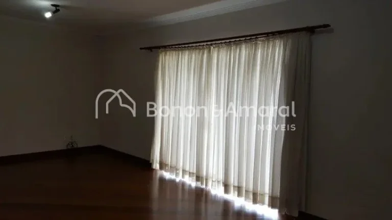 Imagem Casa ampla estilo sobrado com 375 m² de área construída, 4 quartos suítes, sendo 2 deles com hid...