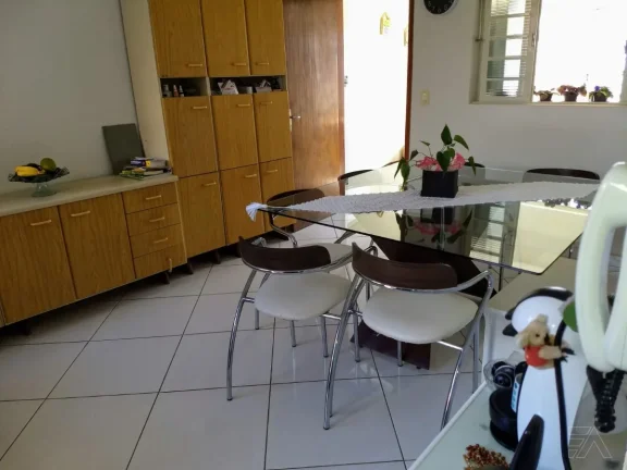 Imagem oportunidade! Ótima casa no centro de Atibaia com 287 m2 de terreno, quintal e porão