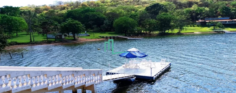 Imagem Venha passar o natal nesse paraíso em Rifaina. -Acomoda ate 40 pessoas em camas -Com 2 casas, a casa de baixo conta com 4 suítes, sendo 2 das suítes