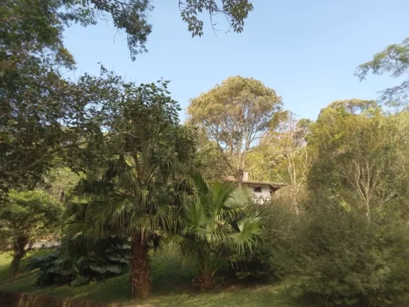 Imagem “Já pensou morar num paraíso com nascentes, colinas, e 7 casas a apenas 50km de São Paulo?”