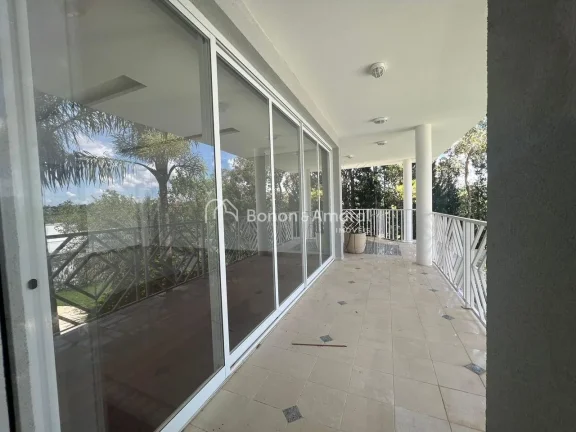 Imagem Linda casa de alto padrão, recém reformada! A residência possui living para vários ambientes, sa...