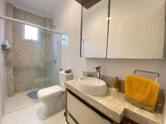 Imagem Apartamento com 3 dormitórios sendo 1 suíte e 2 vagas de garagem em Bombas, Bombinhas/SC