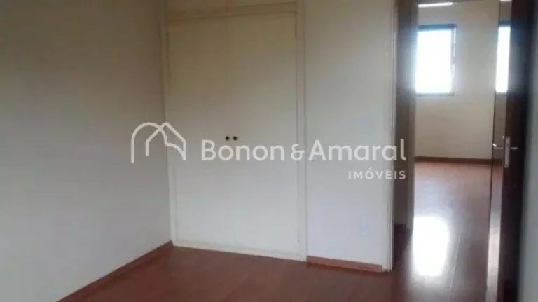 Imagem Com 2 quartos, sala, banheiro social, cozinha e área de serviço. Sem elevador (3º andar), 1 vaga ...
