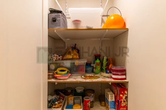 Imagem Com 273 m² de pura sofisticação, este imóvel conta com 4 quartos e 5 banheiros, sendo 4 suítes, incluindo uma suíte master com banheira e closet. Loc