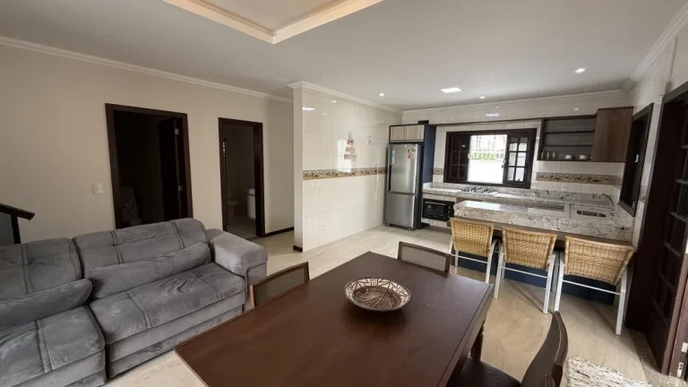 Imagem Casa a 120m do mar com 3 quartos (2 suítes), 209m² de área construída e 251m² de terreno, em Itacolomi, Balneário Piçarras - Adriano Carpes Imóveis vende!