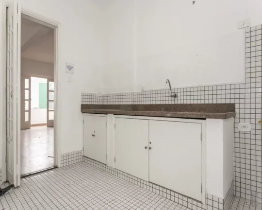 Imagem Apartamento com living para 02 ambientes, piso delaminado, 03 dormitórios, 01 aberto para ampliar a...