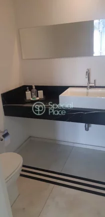 Imagem Apartamento com 240m², 4 dormitórios, sendo 3 suítes, 4 vagas, living para 3 ambientes, varanda, ...
