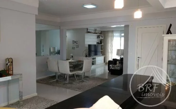 Imagem Vendo excelente apartamento com terraço e piscina, totalmente plano em excelente localização a 200 metros da Beira mar do Estreito Florianópolis SC co