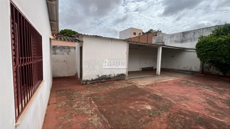 Imagem Casa padrão à venda no bairro São Benedito, Uberaba: 3 quartos, móveis planejados e porcelanato