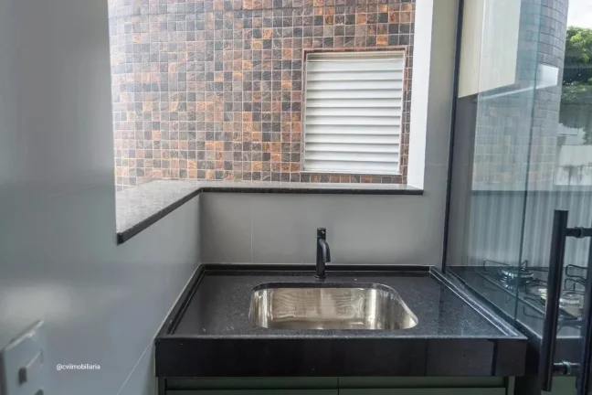 Imagem Imóvel aconchegante à venda com 3 quartos, sendo 1 suíte, e 2 banheiros no total. O condomínio f...