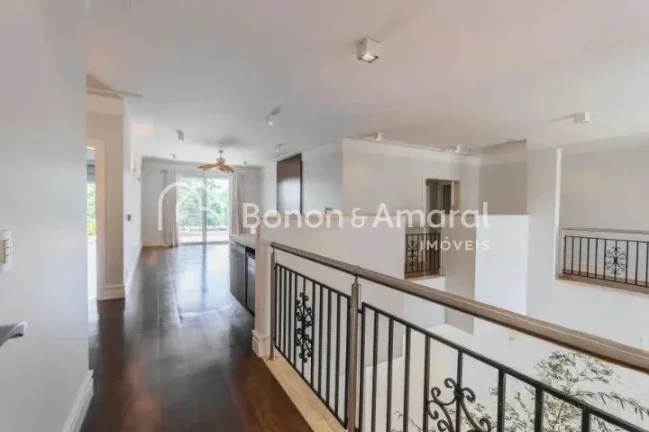 Imagem Sobrado amplo e luxuoso, com área construída de 835 m².

A residência possui no piso superior 4 ...
