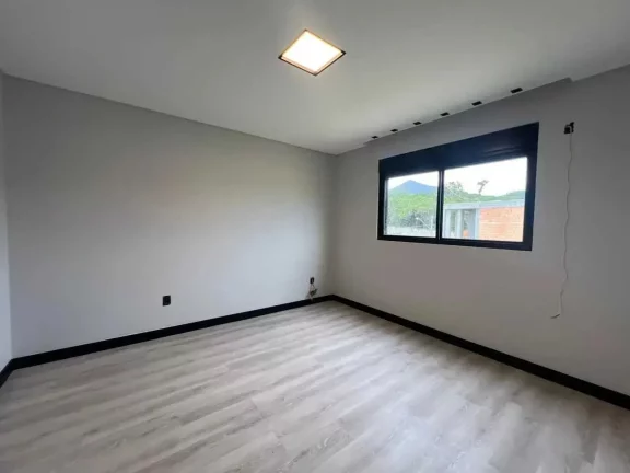 Imagem Casa nova no Condomínio Caledônia com 5 suítes e 4 vagas de garagem em Camboriú-SC