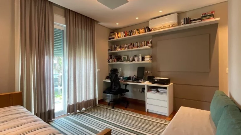 Imagem Imperdível casa em condomínio de luxo no Residencial Tamboré 10 em Santana de Parnaíba-SP: 4 quartos, 4 suítes, 5 banheiros, 4 vagas, 566m²!