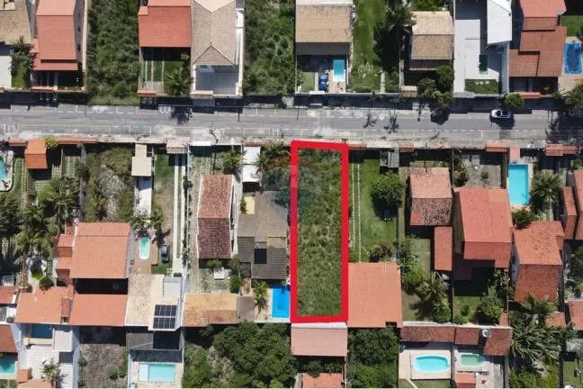 Imagem Terreno plano e murado perto da praia.
