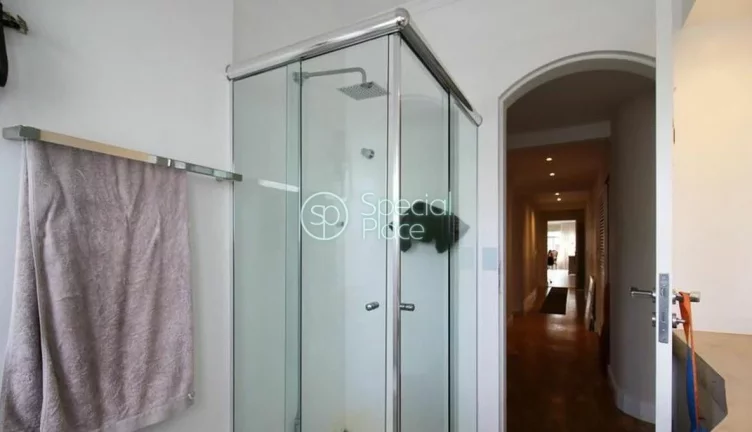 Imagem Amplo apartamento Ã  venda com 3 quartos, sendo 1 suÃ­te, e 3 banheiros no total. Este apartamento Ã...