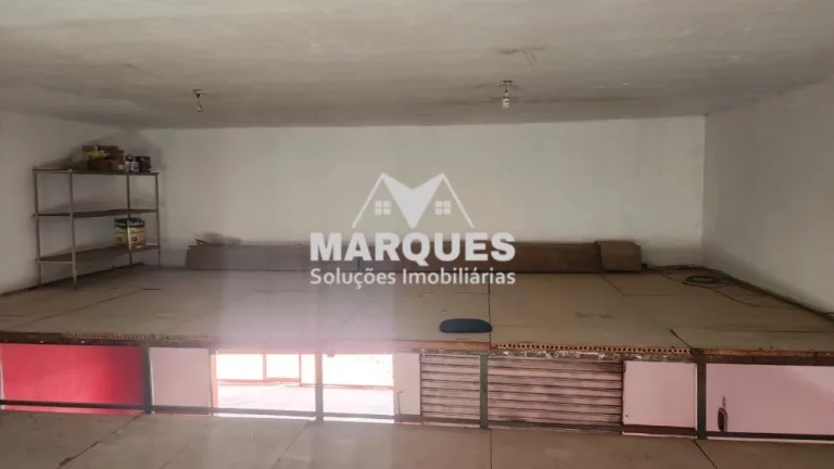 Imagem Salão espaçoso com mezanino c/ 70m2