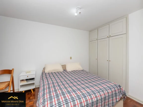 Imagem Apartamento na Pompéia, com 3 dormitórios, 1 suíte, e 2 vagas e dependência de serviço completa. Edifício com Portaria 24 hs, Gerador e Lazer