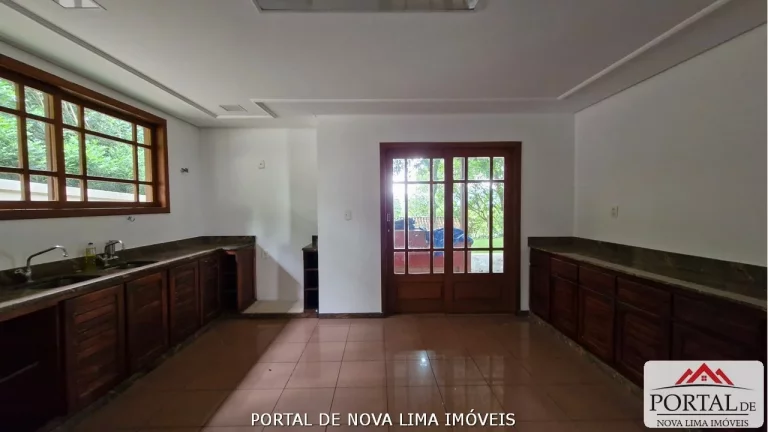 Imagem Casa a venda no condomínio Ipê da Serra, casa com armário e área de lazer com piscina. Venha conhecer no Portal de Nova Lima Imóveis - 31.98511-8000