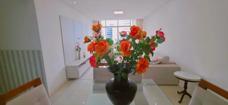 Imagem Graça: 130m², 3 quartos com 1 suíte, andar alto, nascente, vista livre e varanda integrada à sala.