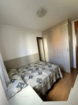 Imagem Amplo e iluminado apartamento com vista frontal para rua e piscina, que conta com sala de estar, sal...