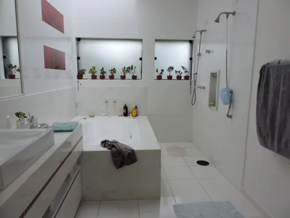 Imagem CASA COM 3 SUÍTES, E CAMPO DE FUTEBOL, 350 M² - VENDA OU LOCAÇÃO.