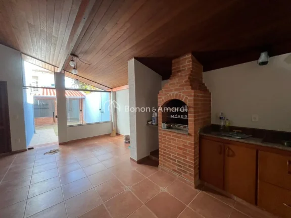 Imagem Casa muito bem distribuída, com 3 dormitórios, sendo 2 suítes. A suíte do pavimento térreo poss...