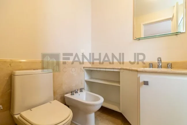 Imagem Venha se surpreender com essa incrível residência de luxo! Com 3 suítes espaçosas, sendo a suíte do casal com 2 banheiros, você terá todo o conforto
