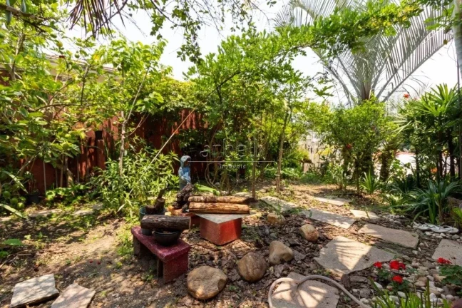 Imagem Casa com 460 metros quadrados de área total e 250 metros quadrados de área construída. Com 4 dorm...