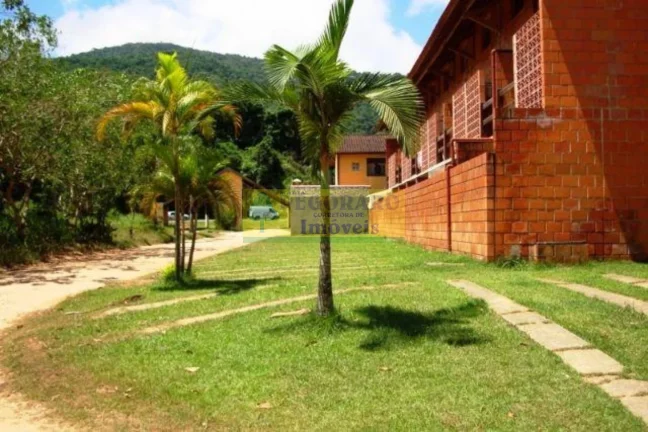 Imagem Flat de Condomínio à Venda em Ubatuba-SP: 1 Quarto, 1 Sala, 1 Banheiro e Mais!