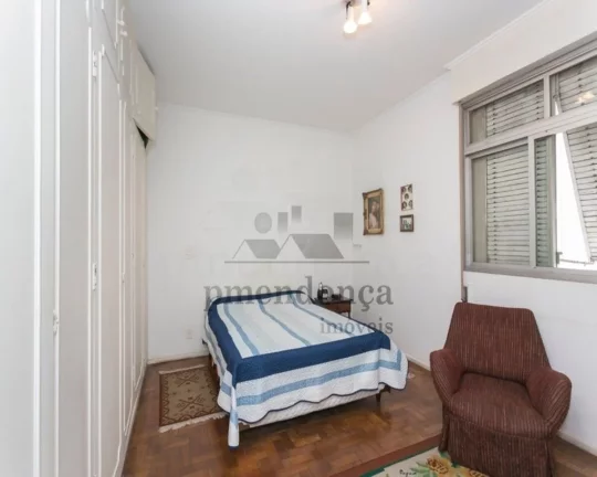 Imagem Apartamento com piso de madeira, living para 2 ambientes, 2 dormitórios sendo 1 suíte, lavabo, coz...