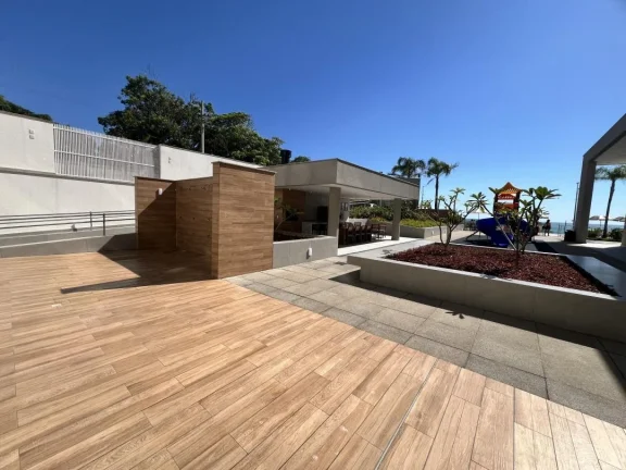 Imagem Seu Frente Mar em Balneário Piçarras, no bairro Itacolomi, com 03 quartos sendo 01 suíte em um resort, com mais de 30 opções de lazer e piscina com borda infinita de frente pro mar.