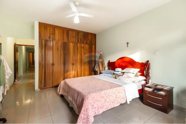 Imagem Casa com 4 dormitórios, 2 suítes, 5 banheiros, 3 vagas de garagem.